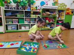 Hộp phân loại màu từ nắp chai